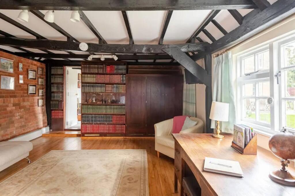 Cozy One-Bedroom Cottage In Great Tey エクステリア 写真