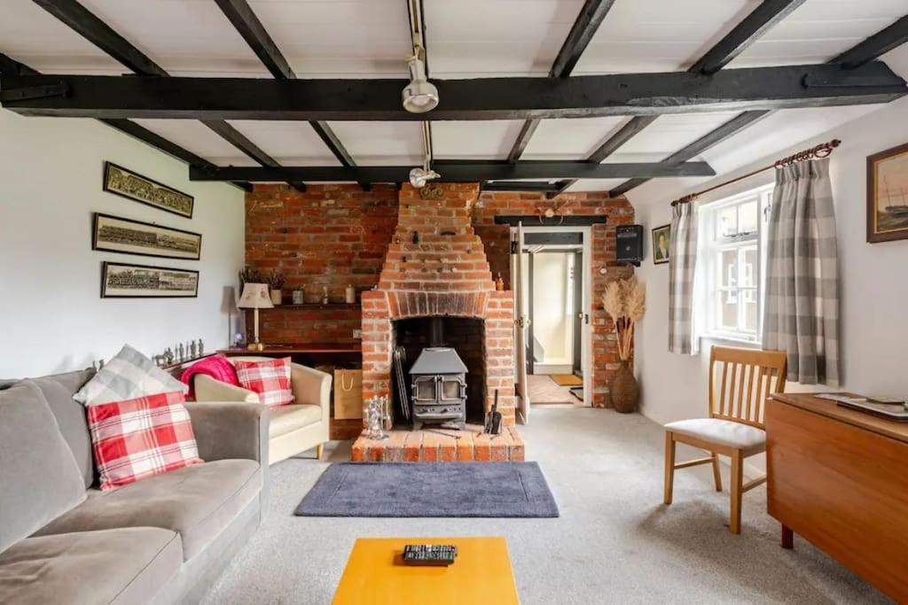 Cozy One-Bedroom Cottage In Great Tey エクステリア 写真