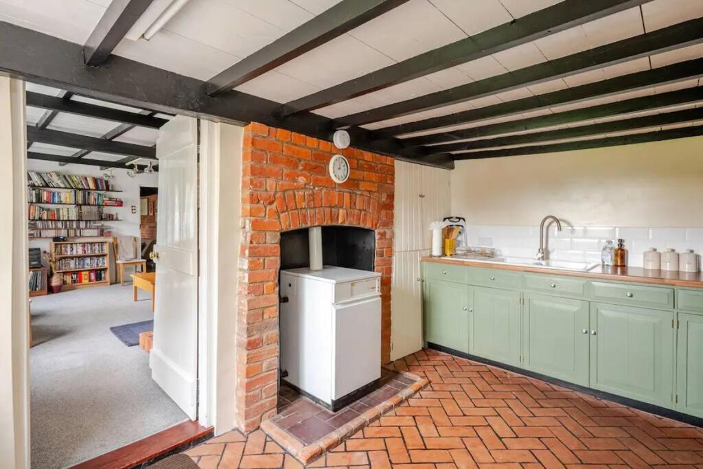 Cozy One-Bedroom Cottage In Great Tey エクステリア 写真