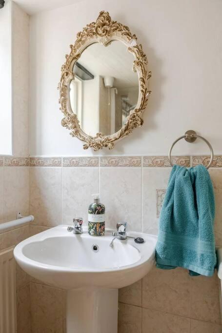 Cozy One-Bedroom Cottage In Great Tey エクステリア 写真
